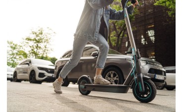 Mandaty za jazdę hulajnogą elektryczną w 2026 roku – aktualne stawki i przepisy